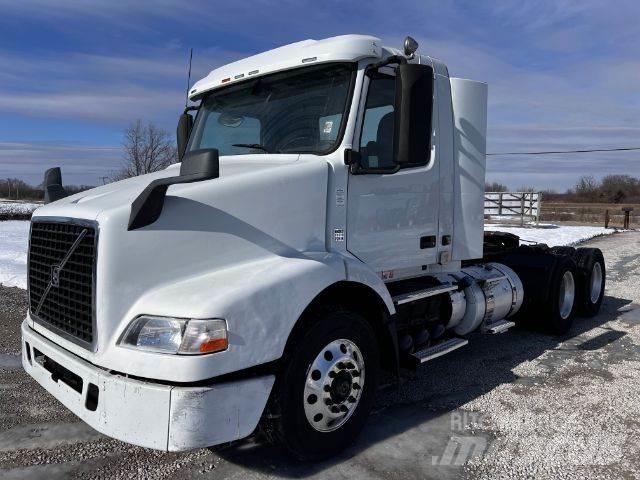 Volvo VNM Camiones con chasís y cabina