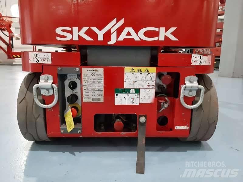 SkyJack SJ 12 Plataformas con jaula de elevación