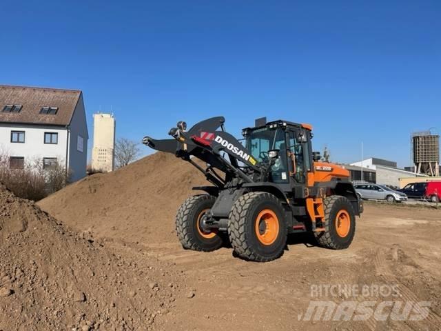 Doosan DL 220 Cargadoras sobre ruedas