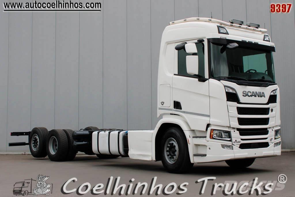 Scania R 520  V8 Camiones con chasís y cabina