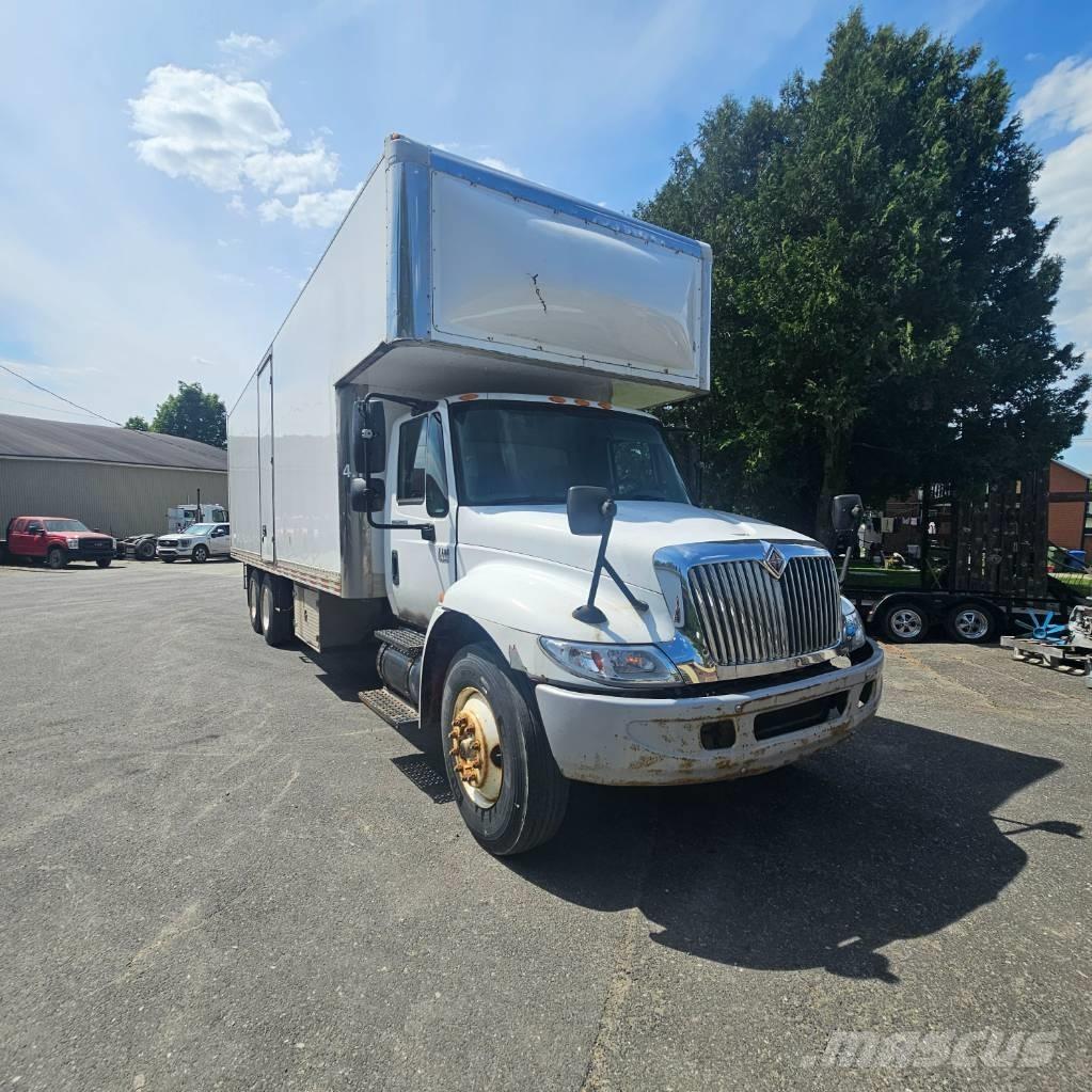 International 4400 Camiones con caja de remolque