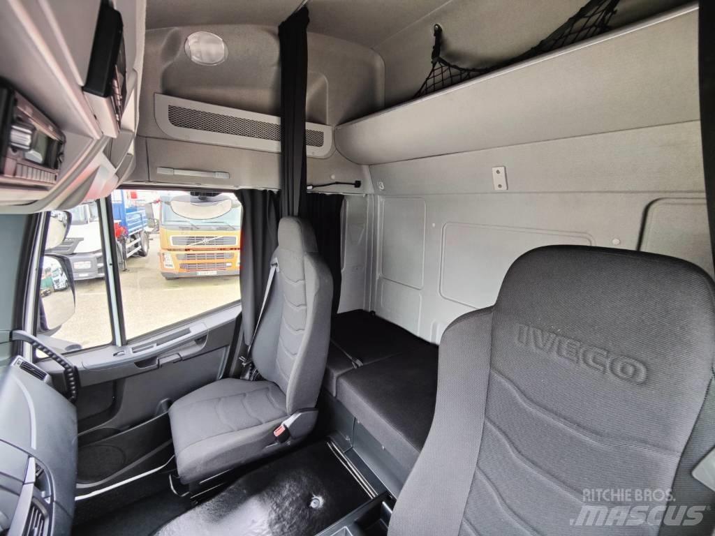 Iveco 180E 28 Camiones con caja de remolque