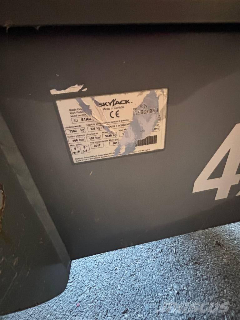 SkyJack SJ 51 AJ Plataformas con brazo de elevación manual