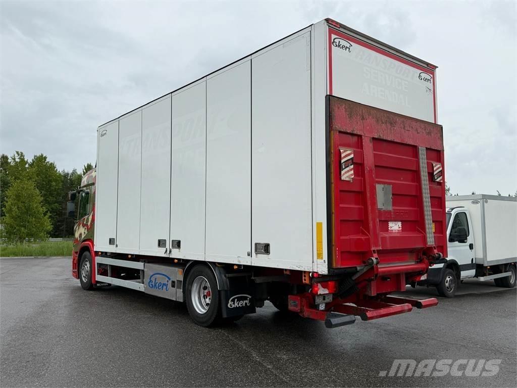 Scania P320 Camiones con caja de remolque