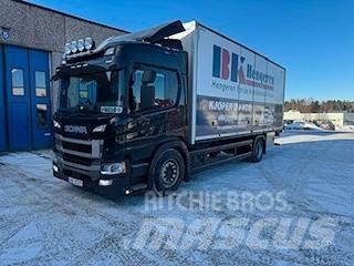 Scania P250B4X2NB Camiones con caja de remolque