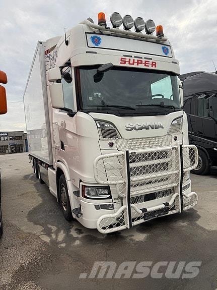 Scania S650B6X2NB Camiones con caja de remolque