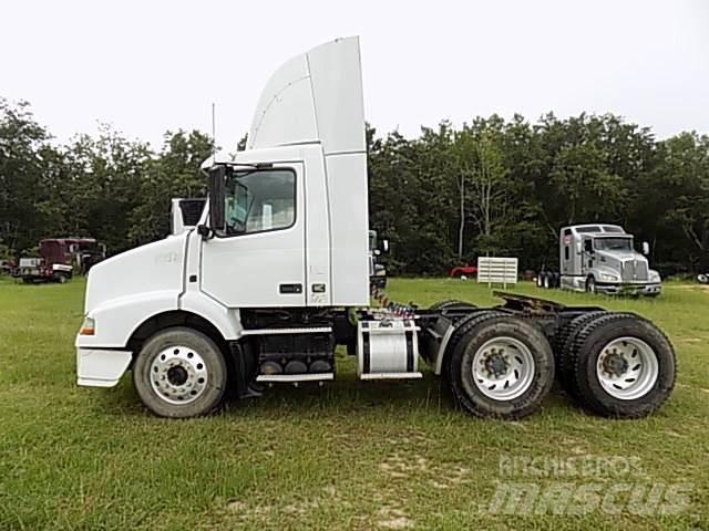 Volvo VNM Camiones con chasís y cabina