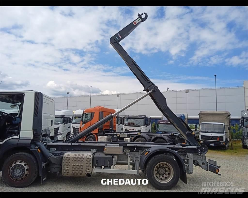 Iveco AD190S31 Camiones con caja de remolque