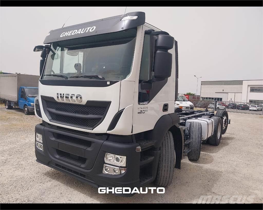 Iveco AD440S42 Camiones con caja de remolque