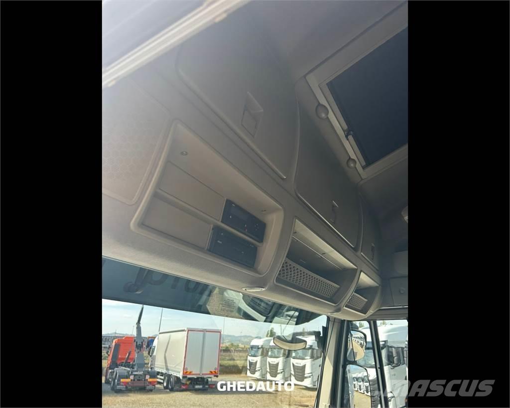 Iveco AS440S48T/P Camiones con caja de remolque