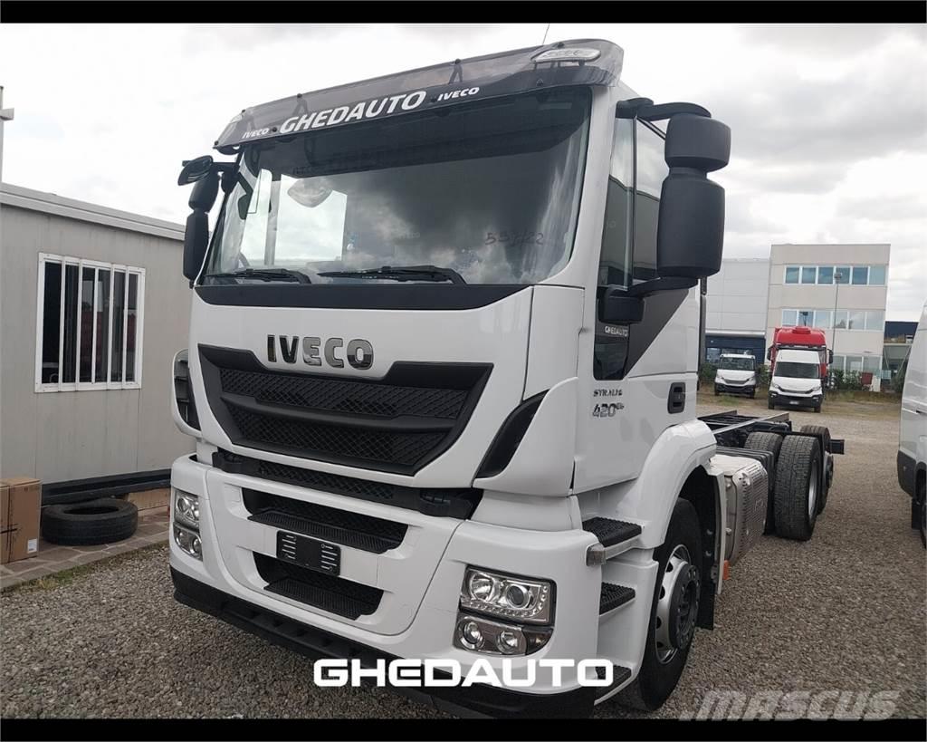Iveco AT260S40Y/PS Camiones con caja de remolque