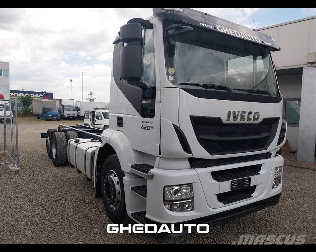Iveco AT260S40Y/PS Camiones con caja de remolque
