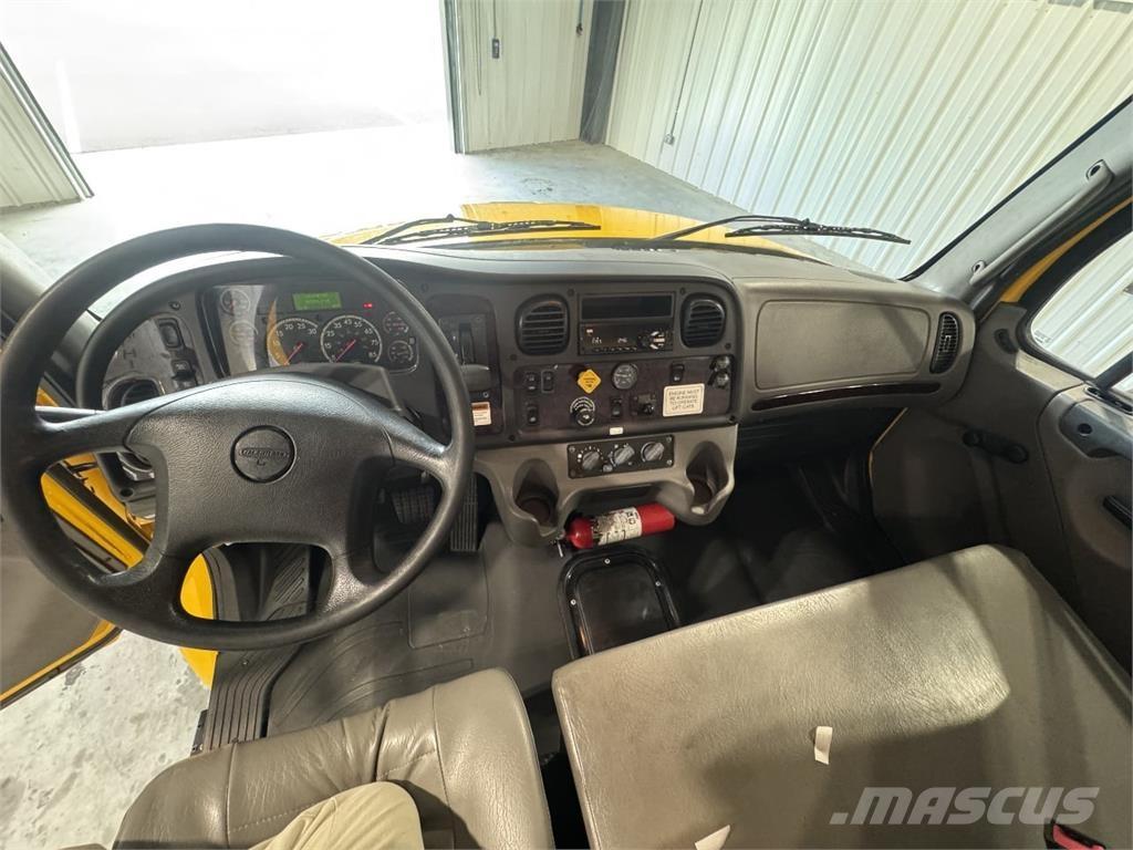 Freightliner M2 Camiones con caja de remolque