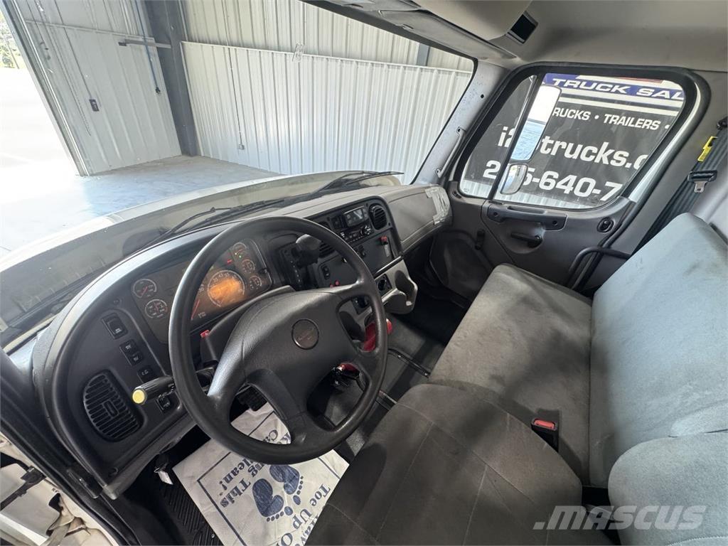 Freightliner M2106 Camiones con caja de remolque