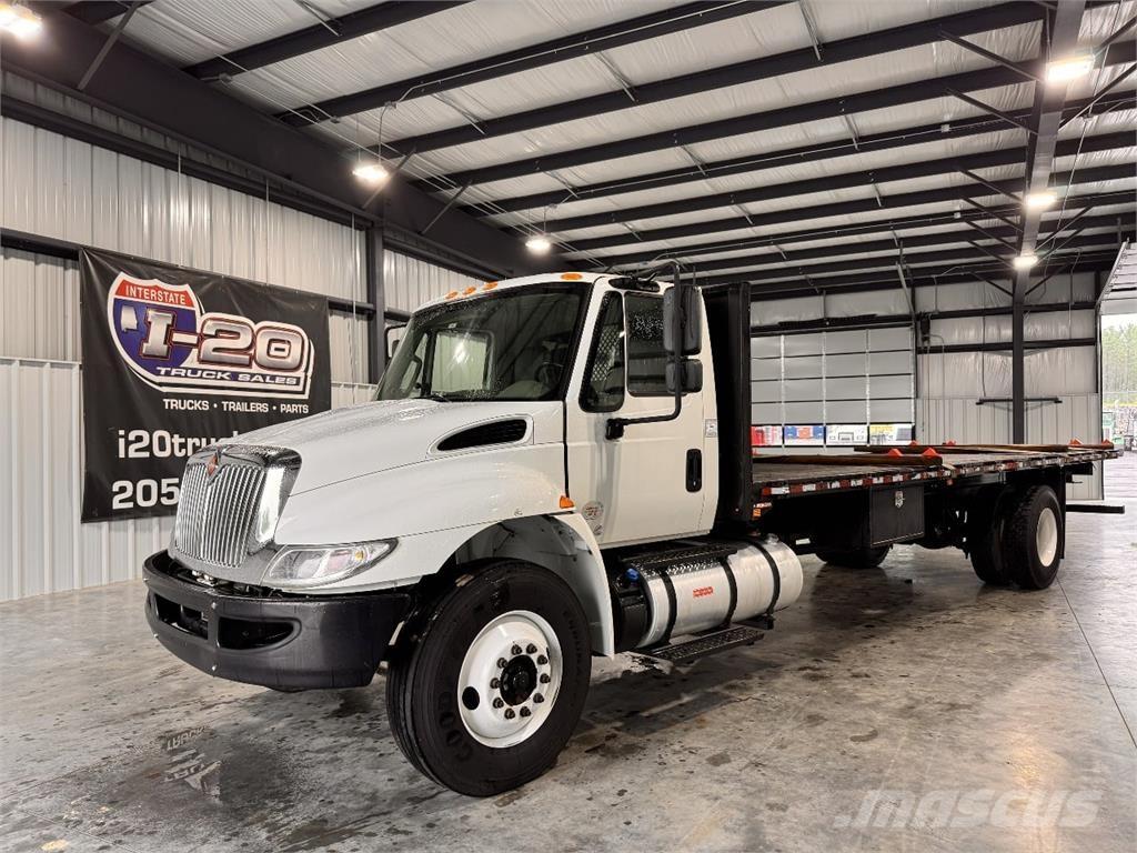 International 4300 Camiones de cama baja