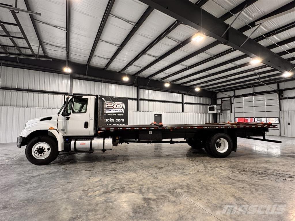 International 4300 Camiones de cama baja