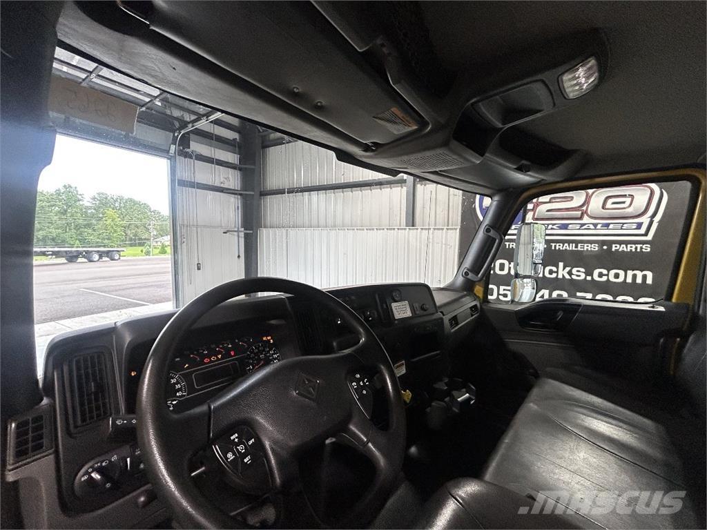 International MV Camiones con caja de remolque