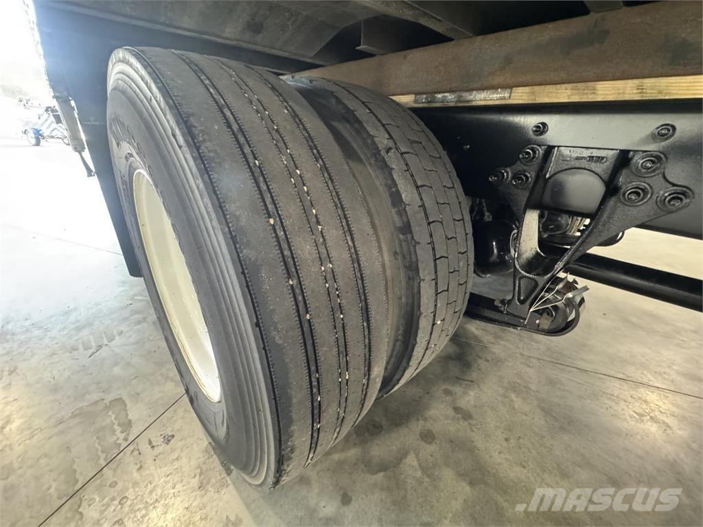 International MV607 Camiones con caja de remolque