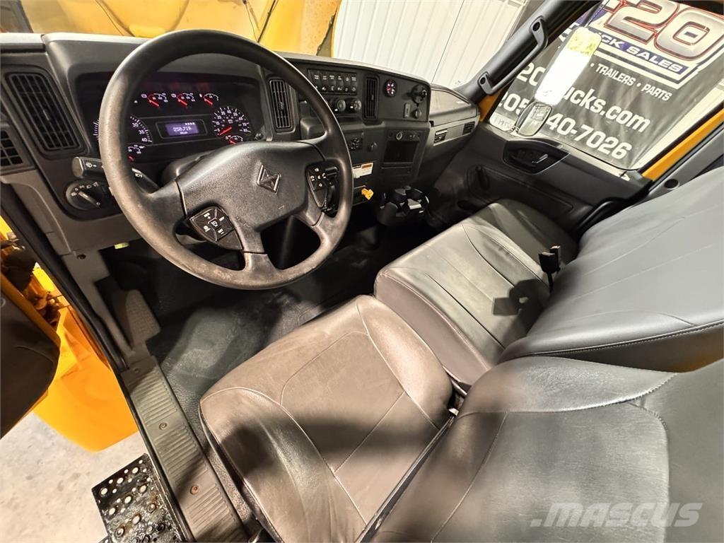 International MV607 Camiones con caja de remolque