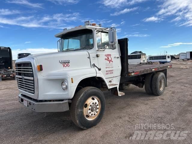 Ford L8000 Camiones de cama baja