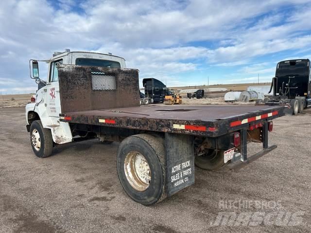 Ford L8000 Camiones de cama baja