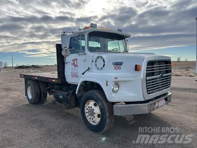 Ford L8000 Camiones de cama baja