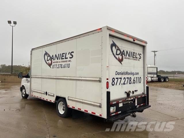 GMC Savana Camiones con caja de remolque