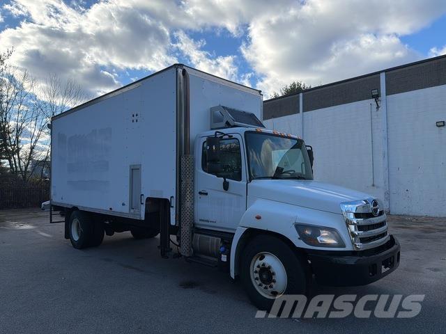 Hino 338 Camiones con caja de remolque
