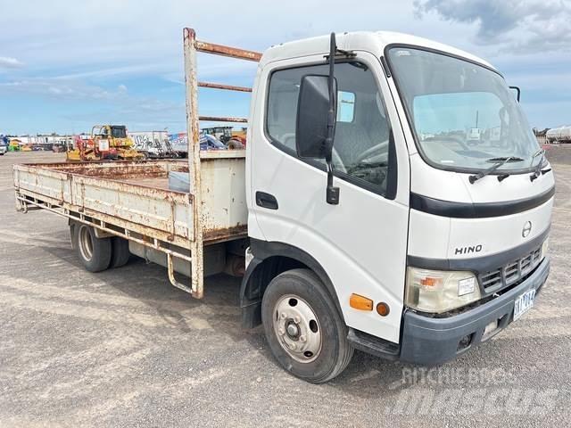 Hino Dutro Camiones de cama baja