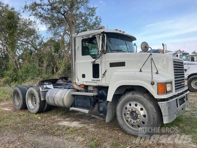 Mack CHU613 Camiones tractor