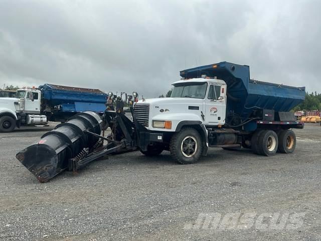 Mack CL713 Hojas y cuñas quitanieves