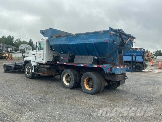 Mack CL713 Hojas y cuñas quitanieves