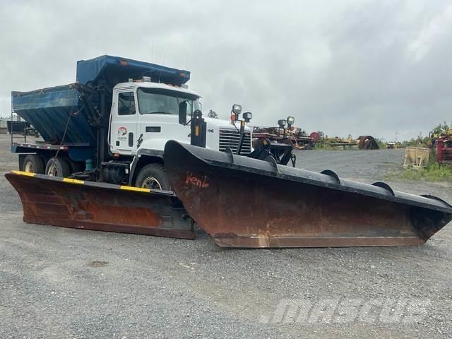 Mack CL713 Hojas y cuñas quitanieves