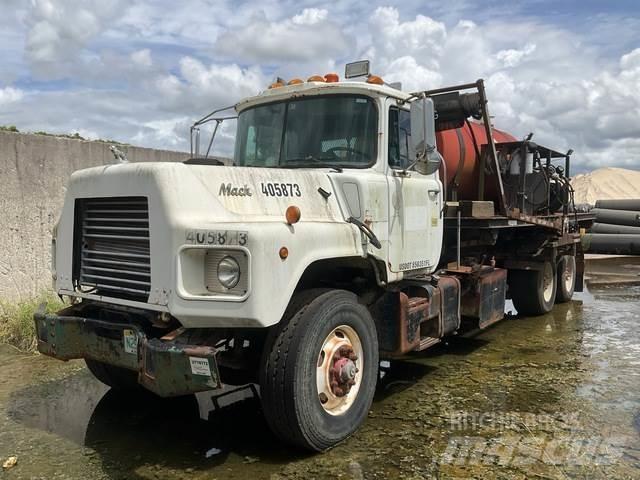 Mack DM690S Camiones portacubetas