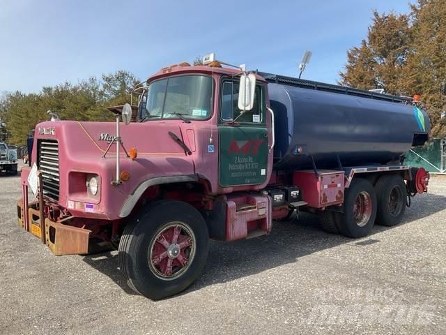 Mack DM690S Camiones cisternas