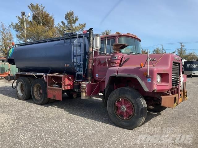 Mack DM690S Camiones cisternas