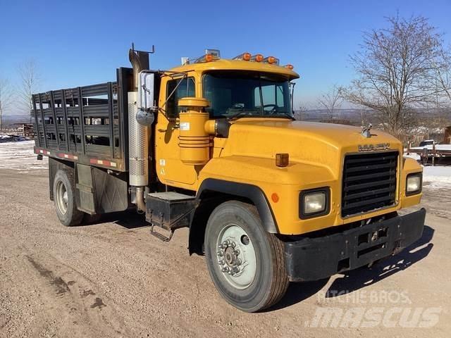 Mack RD690P Camiones de cama baja