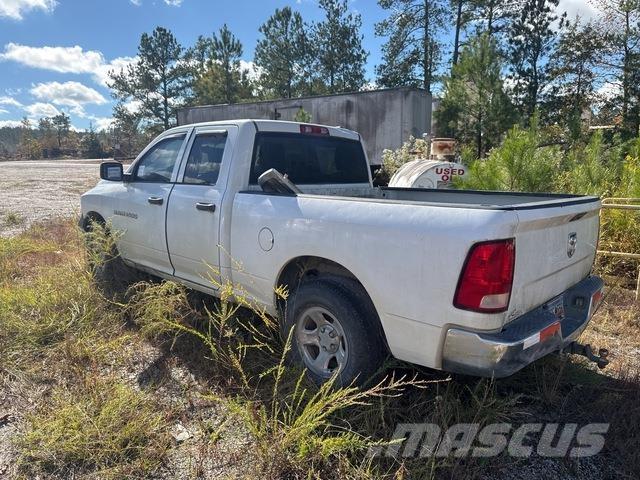 RAM 1500 Caja abierta/laterales abatibles