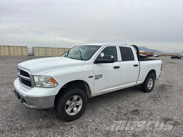 RAM 1500 Caja abierta/laterales abatibles