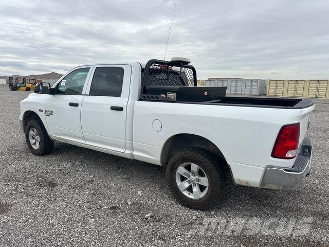 RAM 1500 Caja abierta/laterales abatibles
