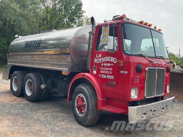 White  Camiones cisterna