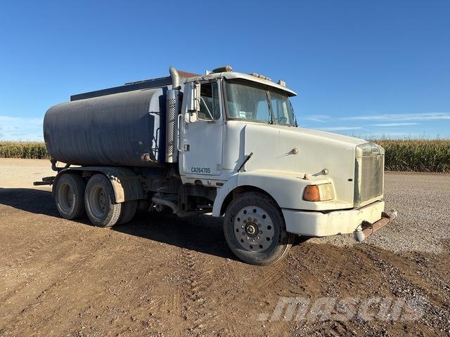 White Aero Camiones cisterna