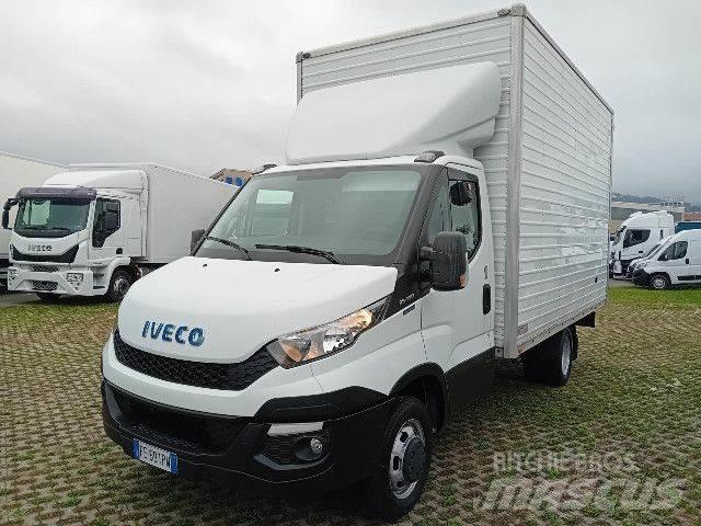 Iveco 35C13 Camiones con caja de remolque