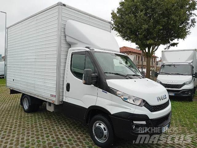 Iveco 35C13 Camiones con caja de remolque