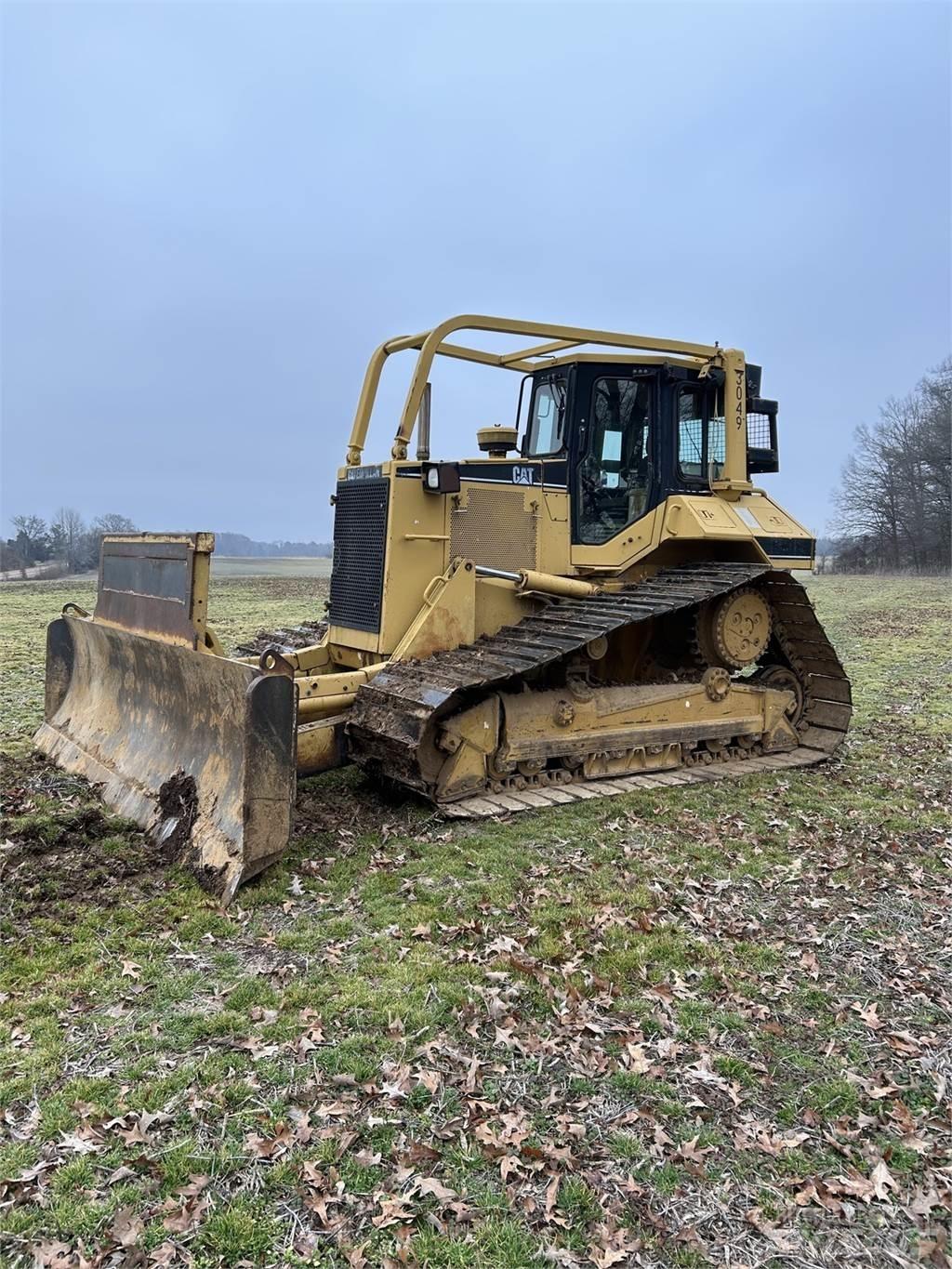 CAT D6M Buldozer sobre oruga