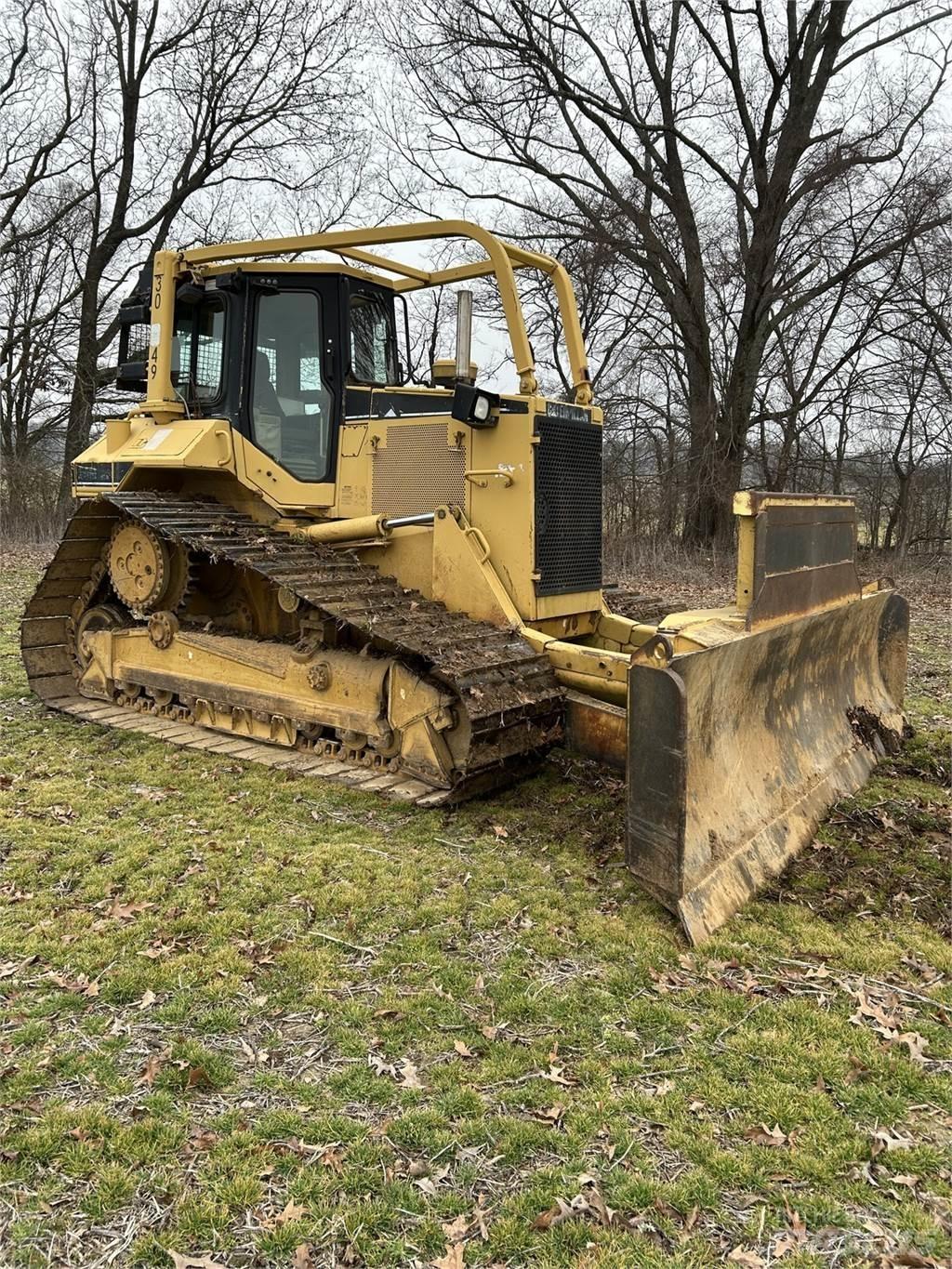 CAT D6M Buldozer sobre oruga