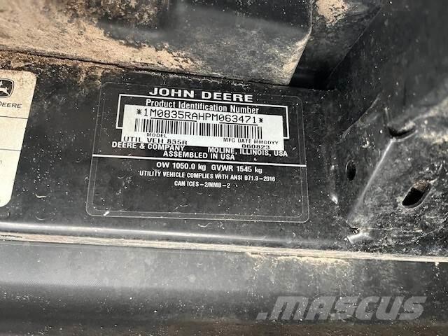 John Deere 835R Maquinarias para servicios públicos