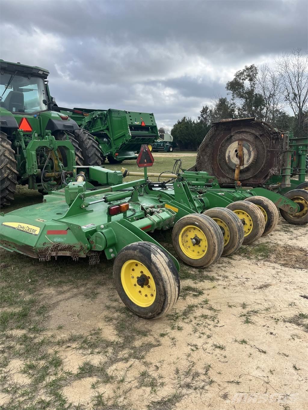 John Deere R15 Desmenuzadoras, cortadoras y desenrolladoras de pacas