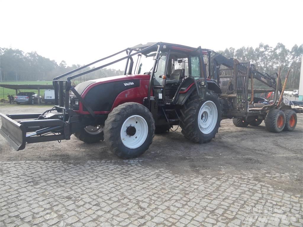 Valtra T121 Grúas y cargadoras