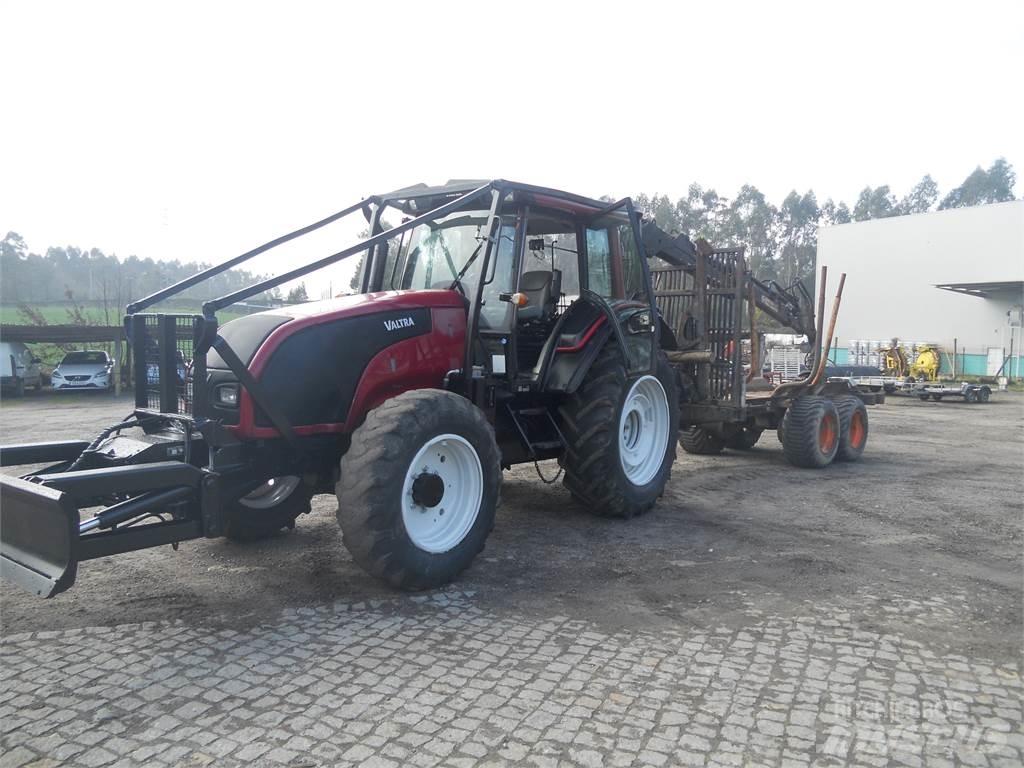 Valtra T121 Grúas y cargadoras